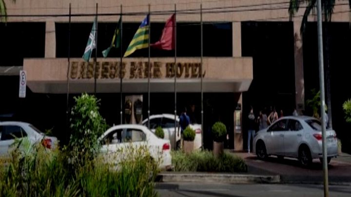 Detetive indentifica a saida da investigada do hotel.